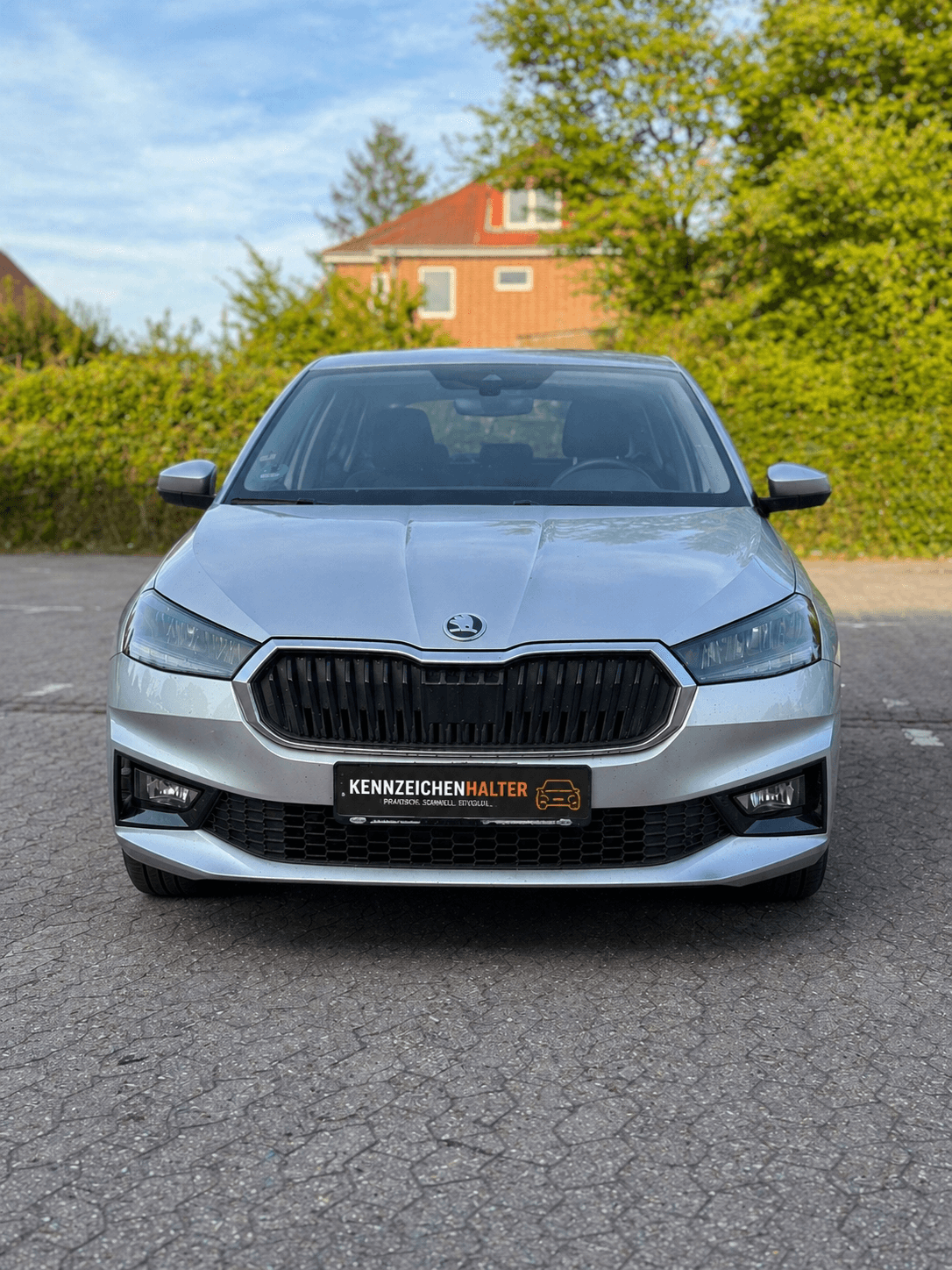 Silberner Skoda mit gedrucktem Kennzeichenhalter – Platecraft Werbeleiste mit Firmendesign in Orange