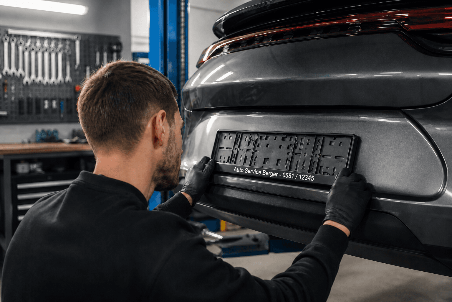 Kennzeichenhalter für Werkstätten – Bedruckt mit Firmenlogo