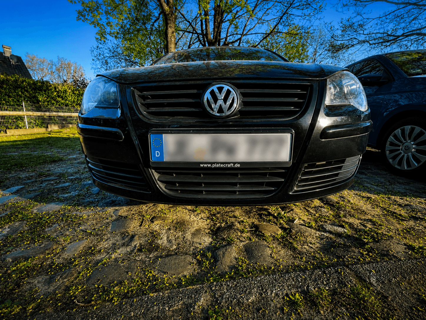 Schwarzer VW mit individuellem Platecraft Kennzeichenhalter – www.platecraft.de auf der Werbeleiste
